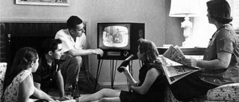 Familie beim Fernsehen 1958