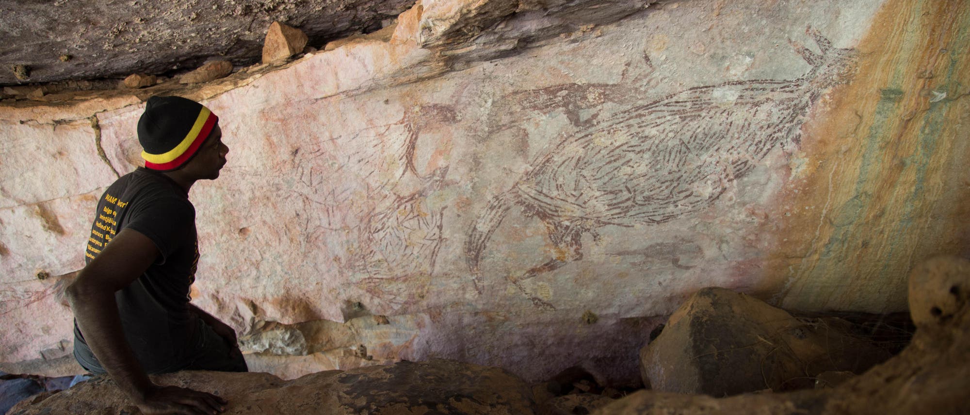 Uralte Kängurumalerei (rechts im Bild) im Norden des australischen Bundesstaats Westaustralien. C-14-Daten ergaben, dass das Bild zwischen 13300 und 12700 Jahren alt ist.