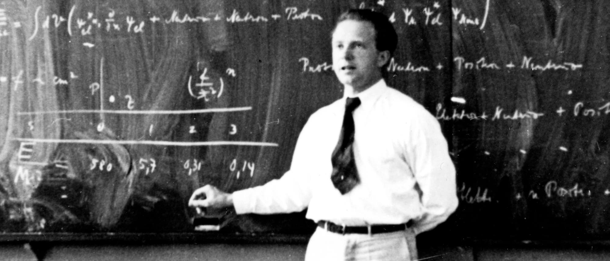 Der deutsche Physiker Werner Heisenberg bei der Lehre