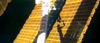 Astronaut Scott Parazynski begutachet das reparierte Sonnensegel