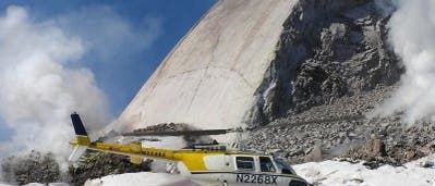 Hubschrauber vor "Flosse" im Mount St. Helens-Krater