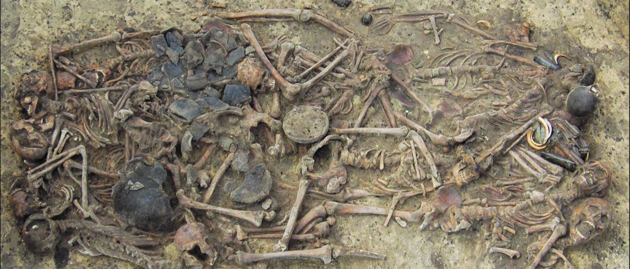 Blick auf das Massengrab mit den Knochen von 15 Individuen samt Grabbeigaben.