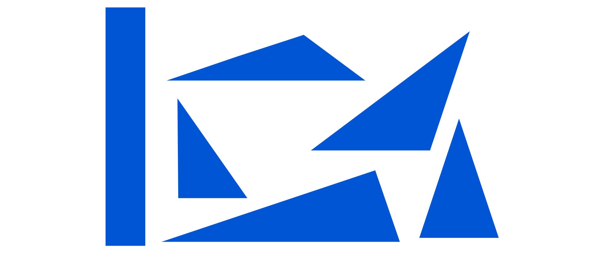 Eine Skizze mit blauen geometrischen Formen auf wei&szlig;em Hintergrund. Die Formen umfassen ein gro&szlig;es Quadrat, ein Dreieck und mehrere kleinere Dreiecke, die scheinbar zuf&auml;llig angeordnet sind. Die Anordnung der Formen erzeugt ein abstraktes Muster.