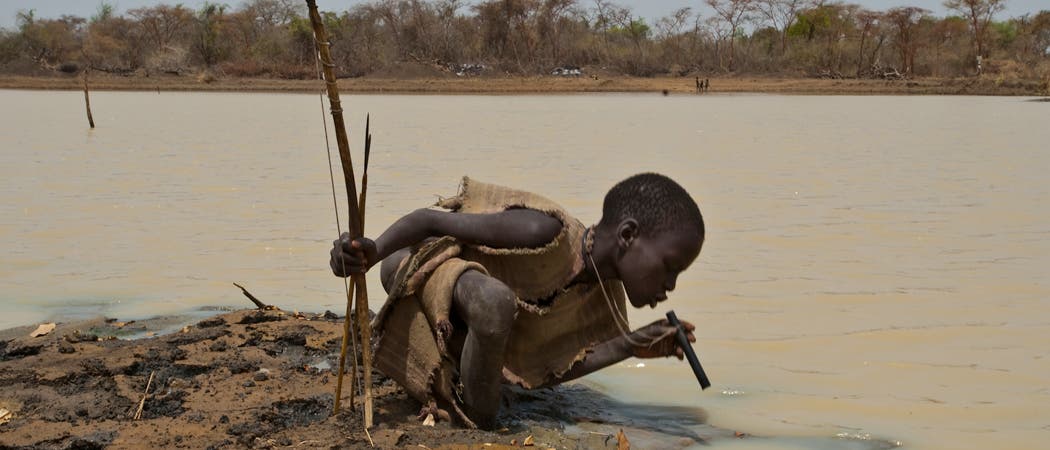 Trinkender Junge im Sudan