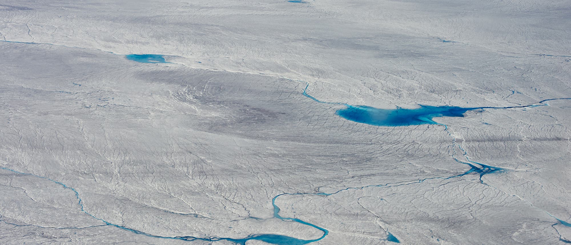 Am Rand des Grönländischen Eisschilds haben sich Schmelztümpel gebildet. 