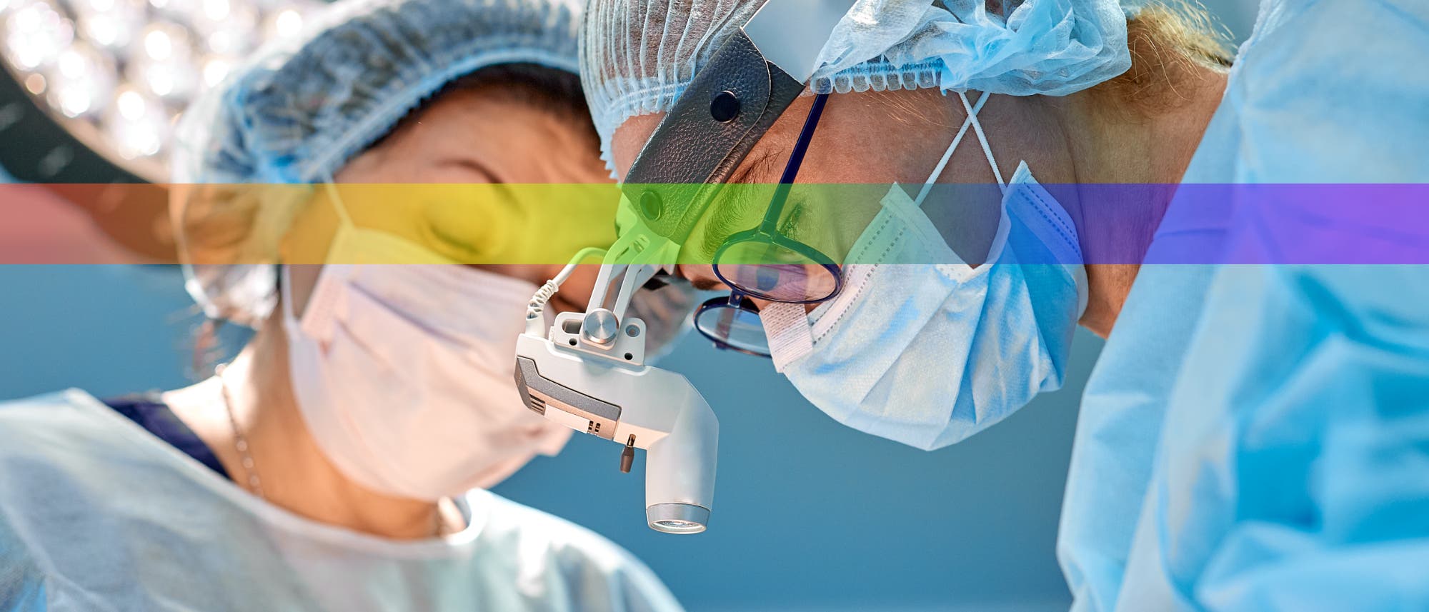 Eine Gruppe von Chirurgen während einer Operation im Operationssaal.