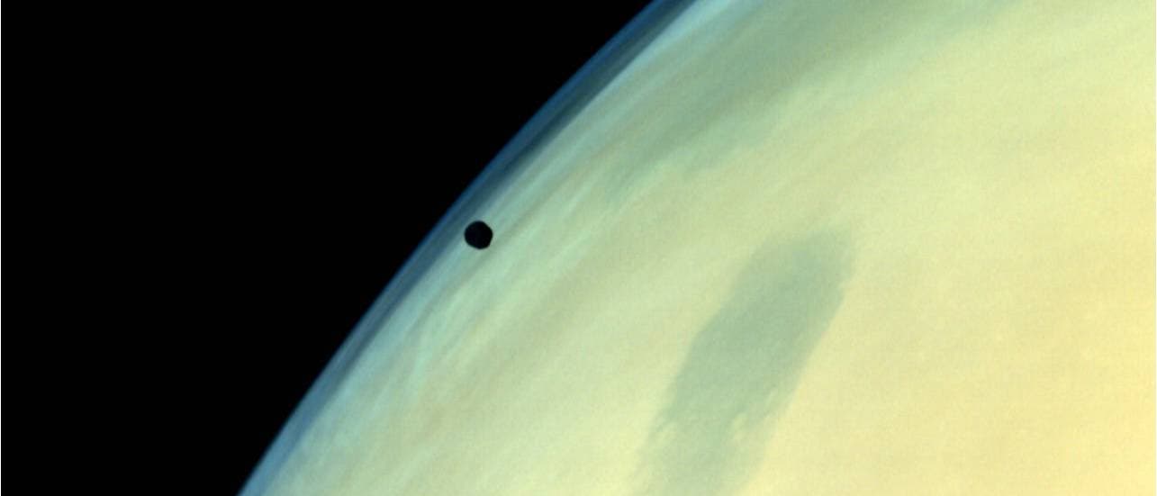 Phobos über der Marsoberfläche (Aufnahme der indischen Marssonde MOM)