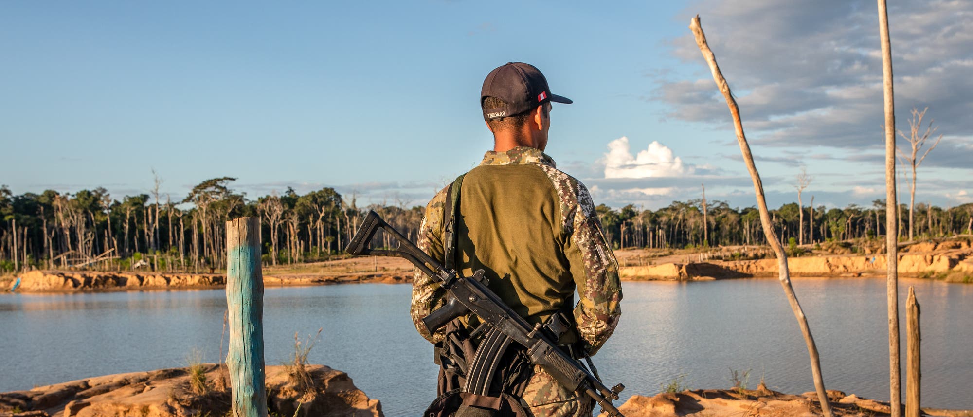 Ein Soldat bewacht La Pampa, ein Gebiet in Peru, das einst reicher Regenwald war.