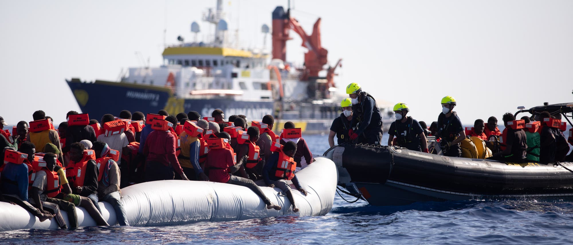 Das Beiboot der »Humanity 1« mit einem Schlauchboot voller Geflüchteter. Im Hintergrund das Rettungsschiff.