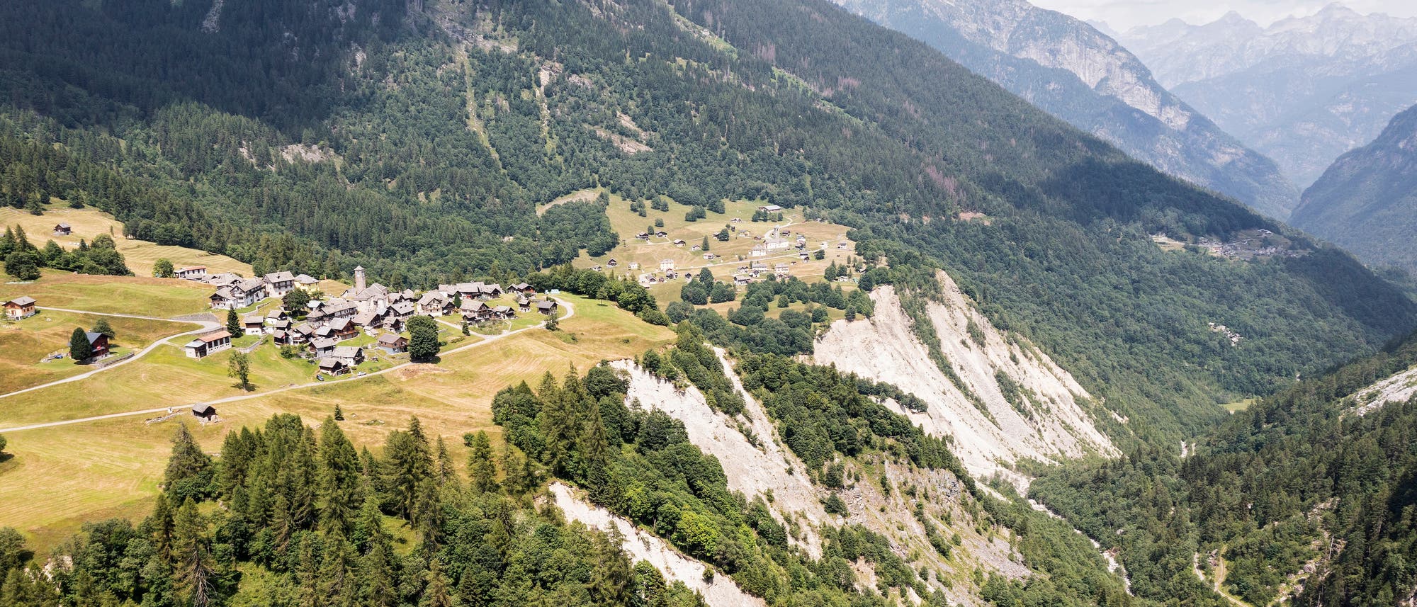 Das Dorf Campo in Vallemaggia, Tessin, drohte einst ins Tal zu rutschen