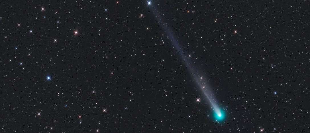 Un cometa brillante con una cola larga y brillante cruza un universo en exceso de estrellas. El cometa brilla en un intenso turquesa mientras su cola corre de un delicado azul. Rodeado de numerosas estrellas brillantes, el cometa claramente se destaca del fondo oscuro del espacio. Un cometa brillante con una cola larga y brillante cruza un universo en exceso de estrellas. El cometa brilla en un intenso turquesa mientras su cola corre de un delicado azul. Rodeado de numerosas estrellas brillantes, el cometa claramente se destaca del fondo oscuro del espacio.
