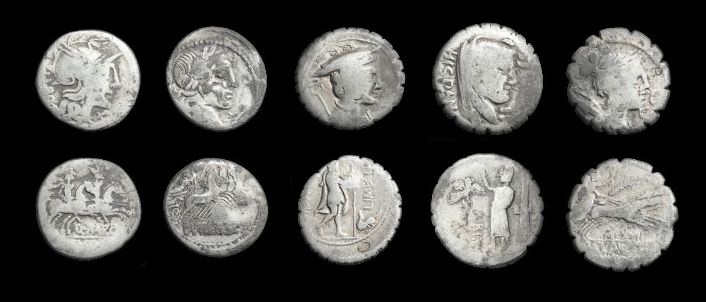 Eine Sammlung von f&uuml;nf antiken Silberm&uuml;nzen, mit Vorder- und R&uuml;ckseite in zwei Reihen angeordnet. Die M&uuml;nzen zeigen unterschiedliche Pr&auml;gungen mit Portr&auml;ts von Profilansichten und mythologischen Szenen. Die Details der Pr&auml;gungen variieren, einige zeigen menschliche Figuren, andere Tiere oder symbolische Darstellungen. Die M&uuml;nzen sind auf einem schwarzen Hintergrund platziert, was die silberne Farbe hervorhebt.