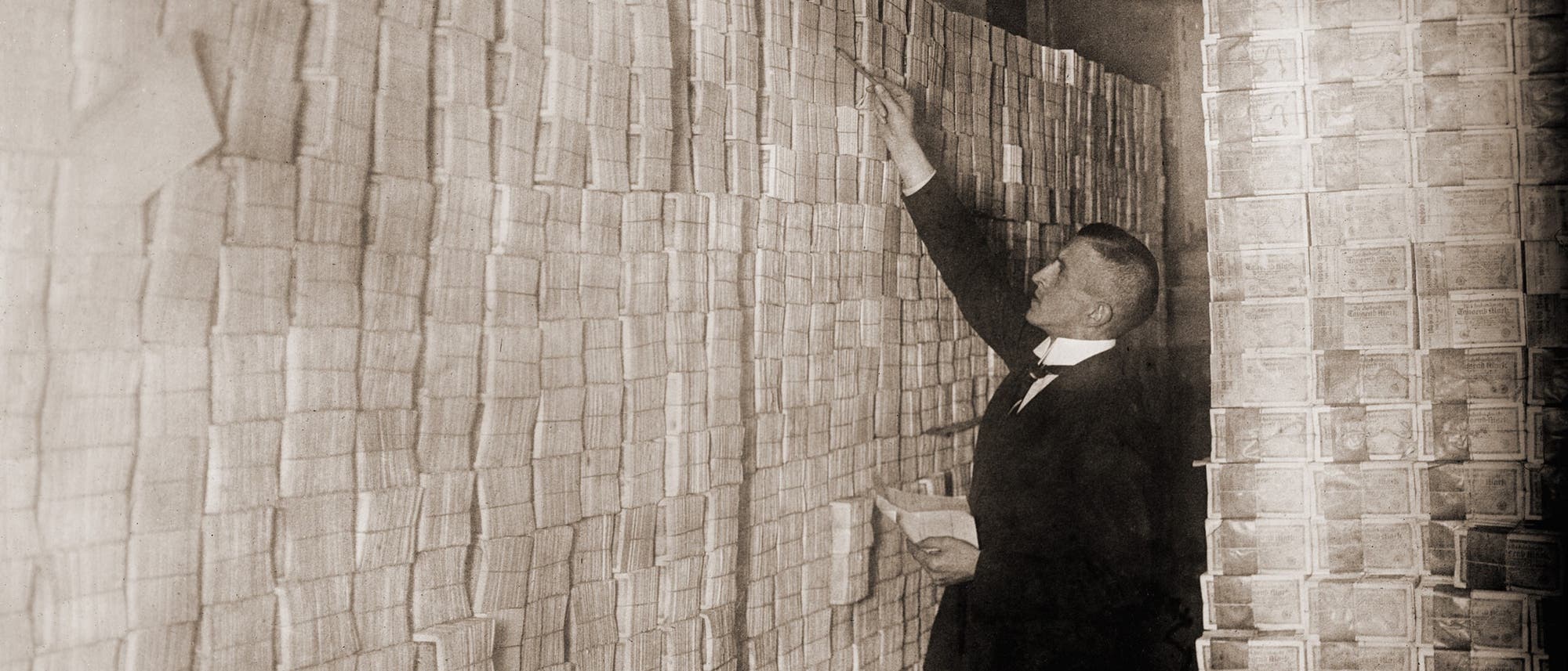 Große Mengen an Geldscheinen stapeln sich in einer Berliner Bank während der Hyperinflation 1923.