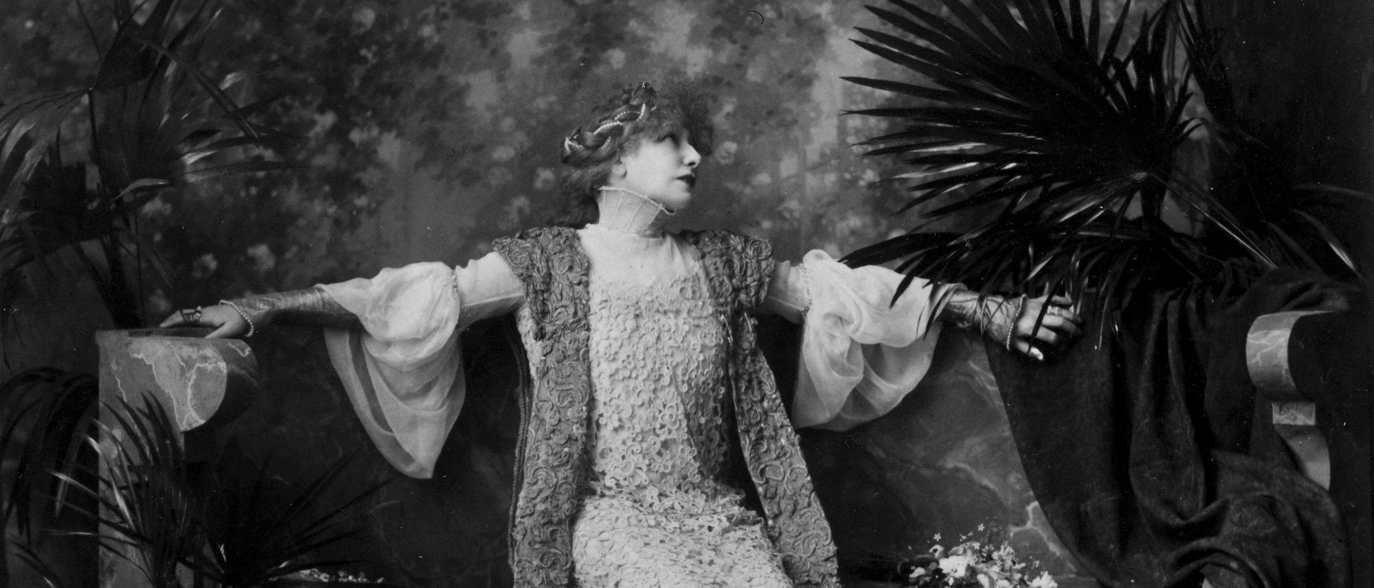 Die Schauspielerin Sarah Bernhardt in einer Fotografie aus dem Jahr 1904.