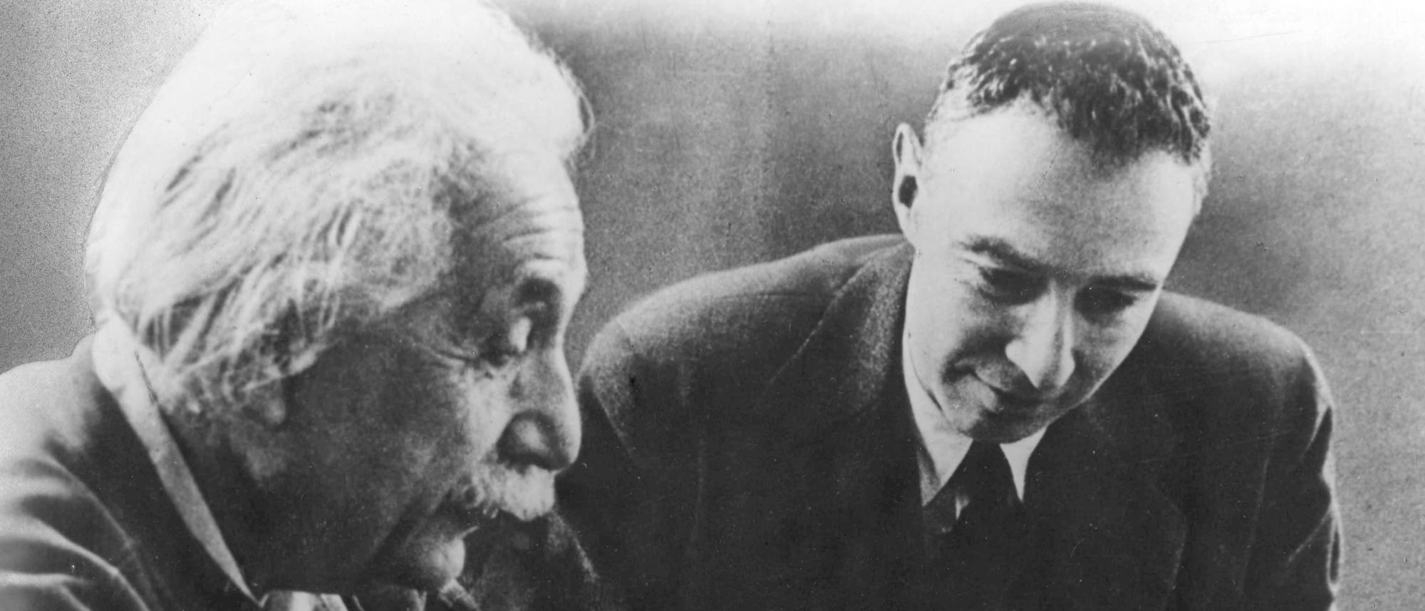 Albert Einstein und Robert Oppenheimer