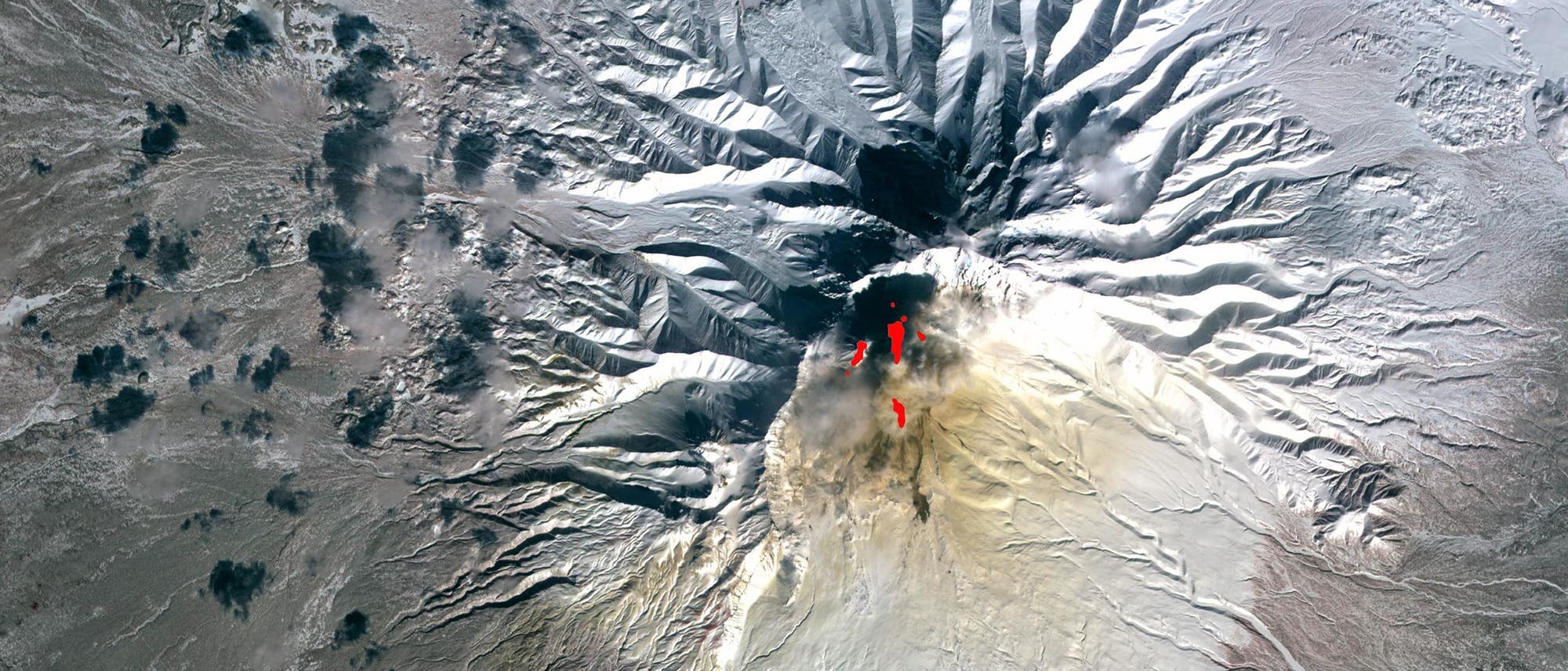Der Vulkan Schiwelutsch auf der russischen Halbinsel Kamtschatka aus der Luft