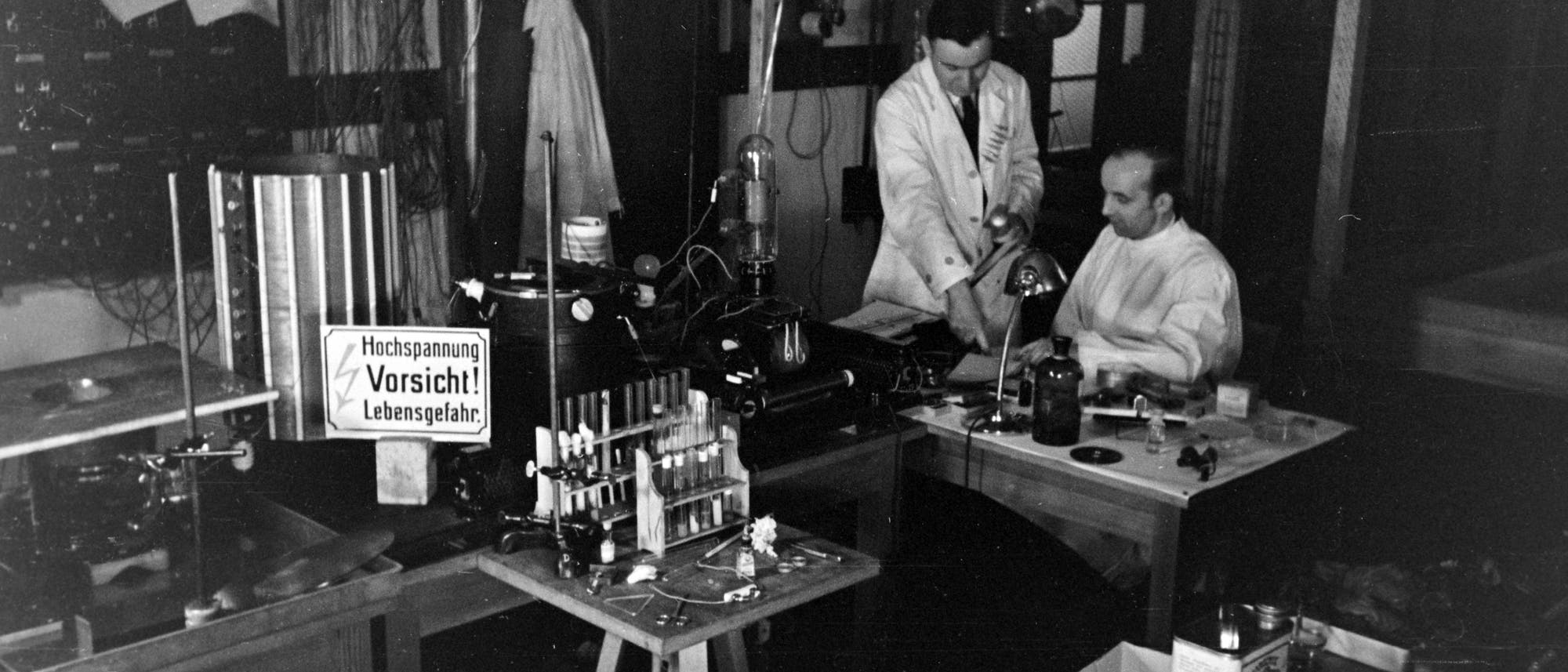 Zwei Forscher arbeiten in einem Labor im Deutschland der 1930er Jahre.