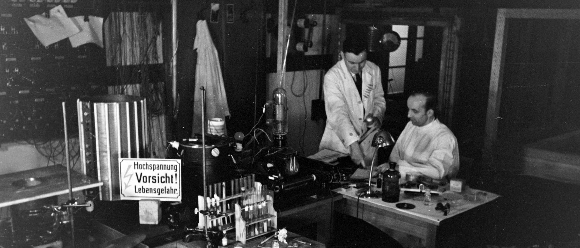 Zwei Forscher arbeiten in einem Labor im Deutschland der 1930er Jahre.