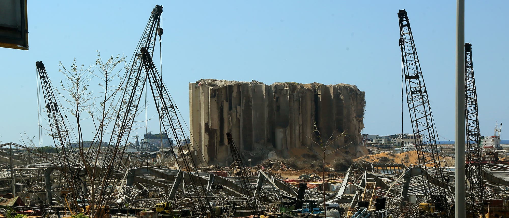 Zerstörter Hafen von Beirut mit den Getreidesilos, die Teile der Stadt vor der Detonation schützten