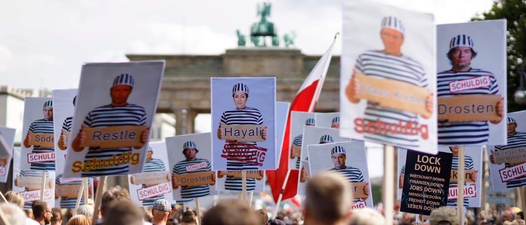 Demonstranten verschiedener Gruppierungen wie etwa der Initiative Querdenken 711 protestierten mit einer Großdemonstration in Berlin gegen die bestehenden Maßnahmen zur Eindämmung der Corona-Pandemie.
