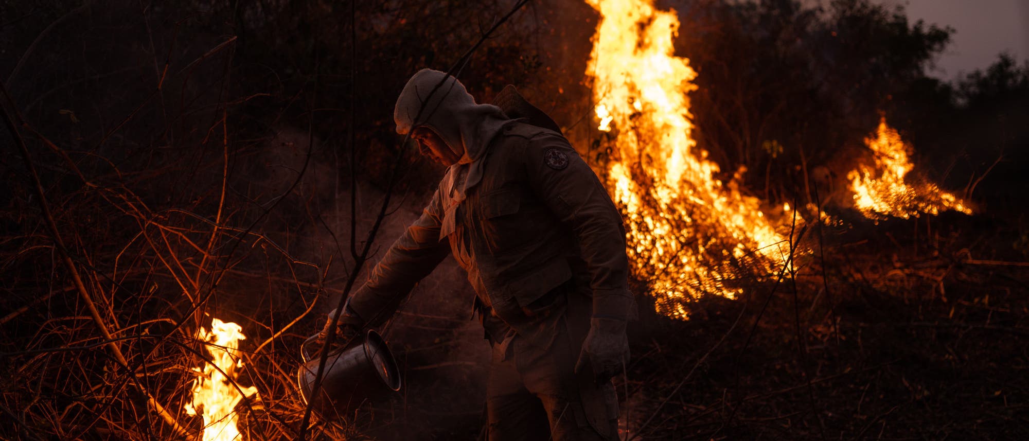 Ein Mann auf dem brennenden Gelände der Rosario Farm in Pocone, Mato Grosso