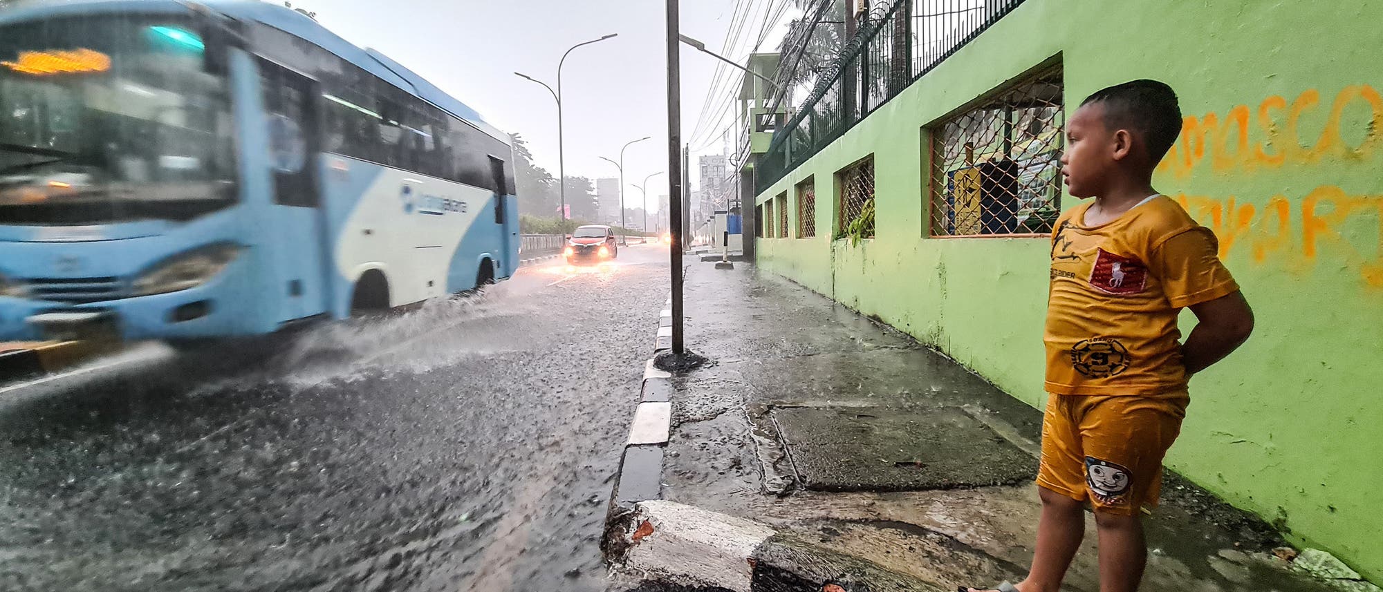 Nach heftigen Regenfällen am 16. Oktober 2020 waren Straßen in der Stadt Jakarta, Indonesien, überschwemmt.