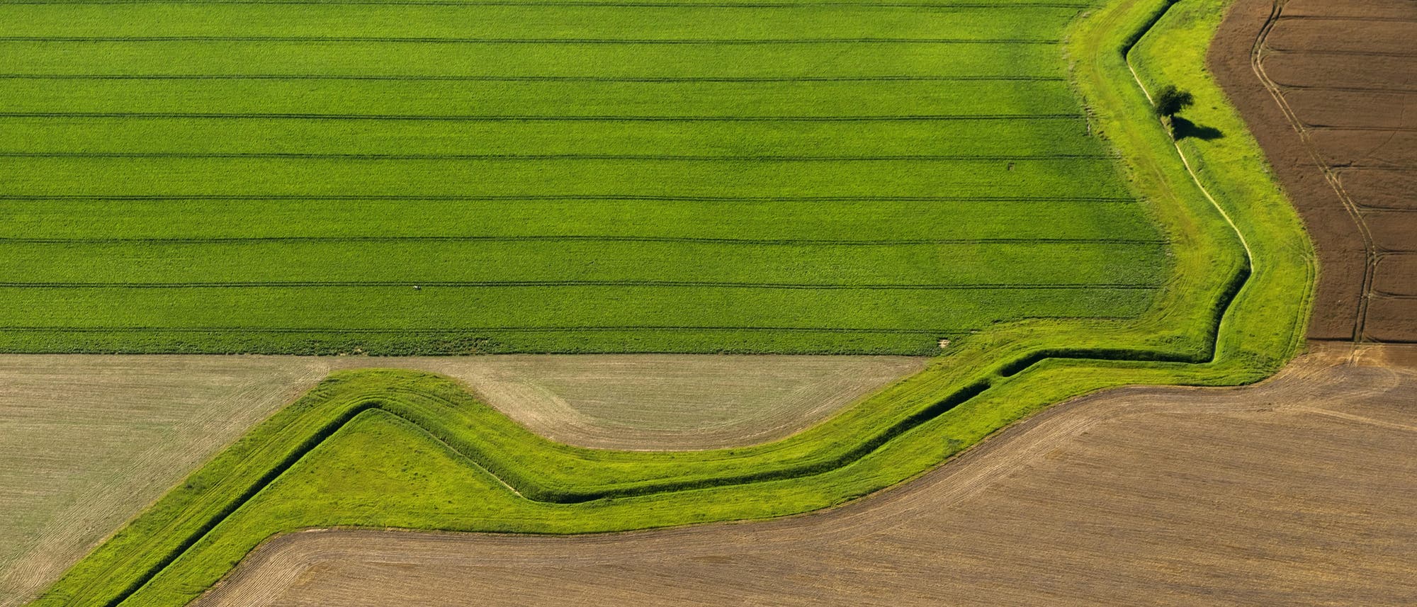 Entwässerungsgraben in einem Feld in Mecklenburg-Vorpommern