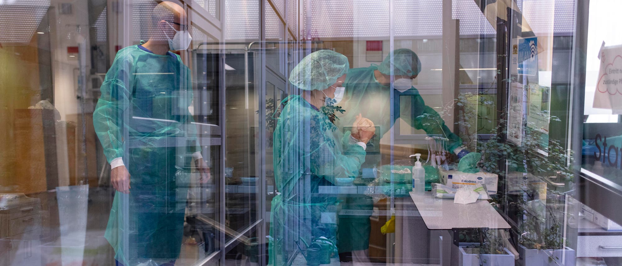 Ärzte bereiten sich auf das Betreten der Covid-Station im Krankenhaus Agatharied in Bayern vor.