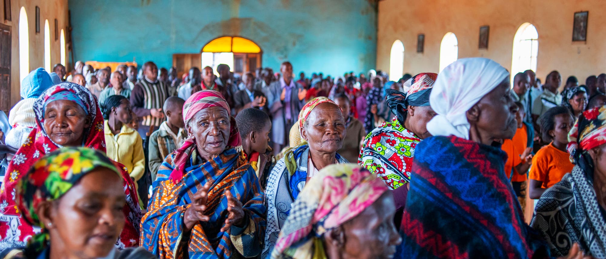 Sonntäglicher Gottesdienst in einem Dorf in Kenia