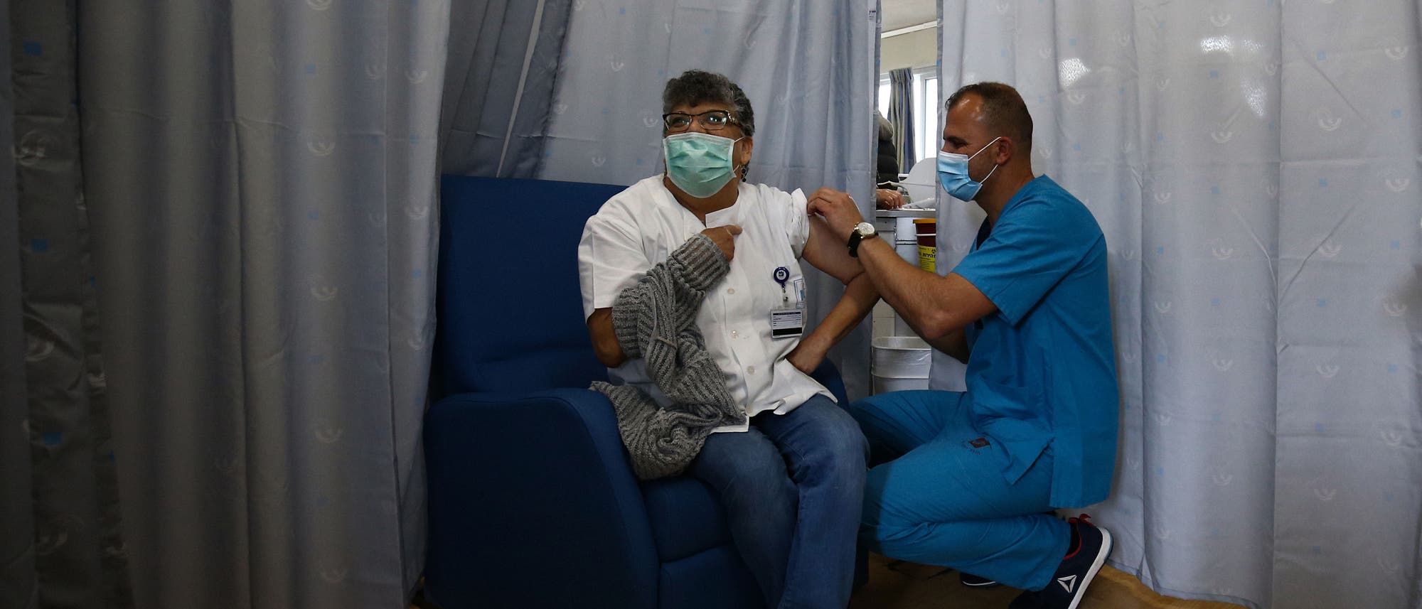 Ein Mann kommt zur Impfung in das Shamir Medical Center in Tel Aviv