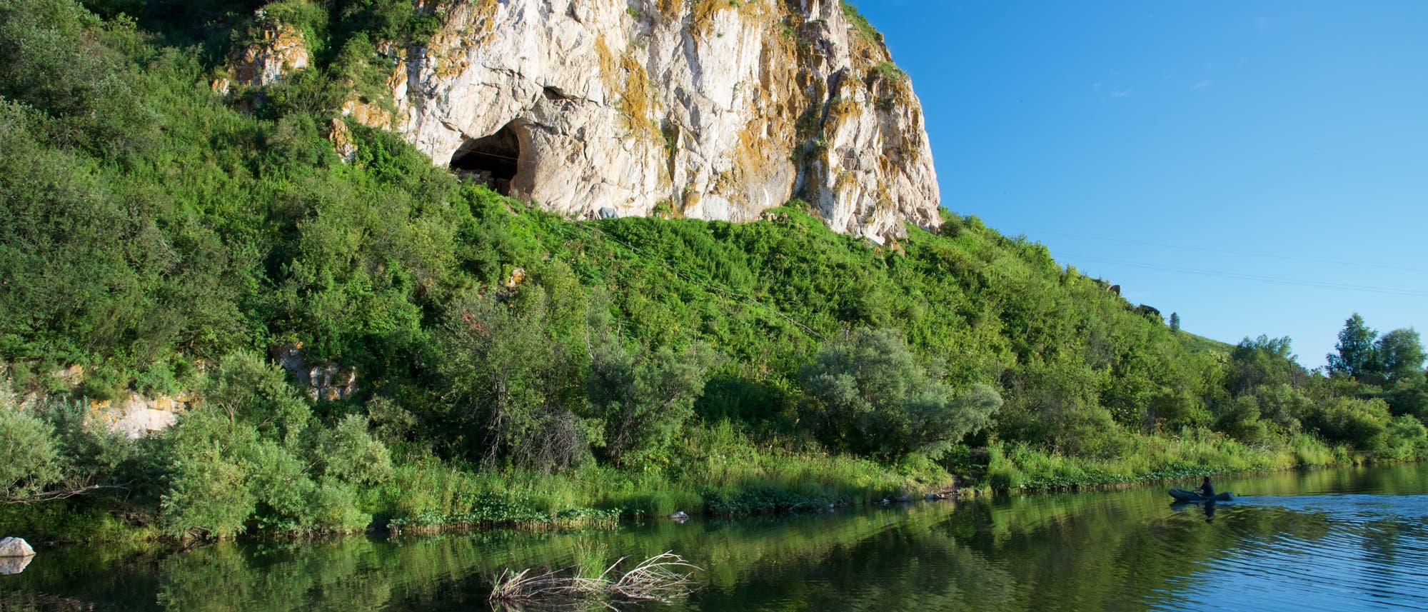 In der Tschagyrskaja-Höhle im Altai entdeckten Archäologen die Reste einer Neandertalerin.