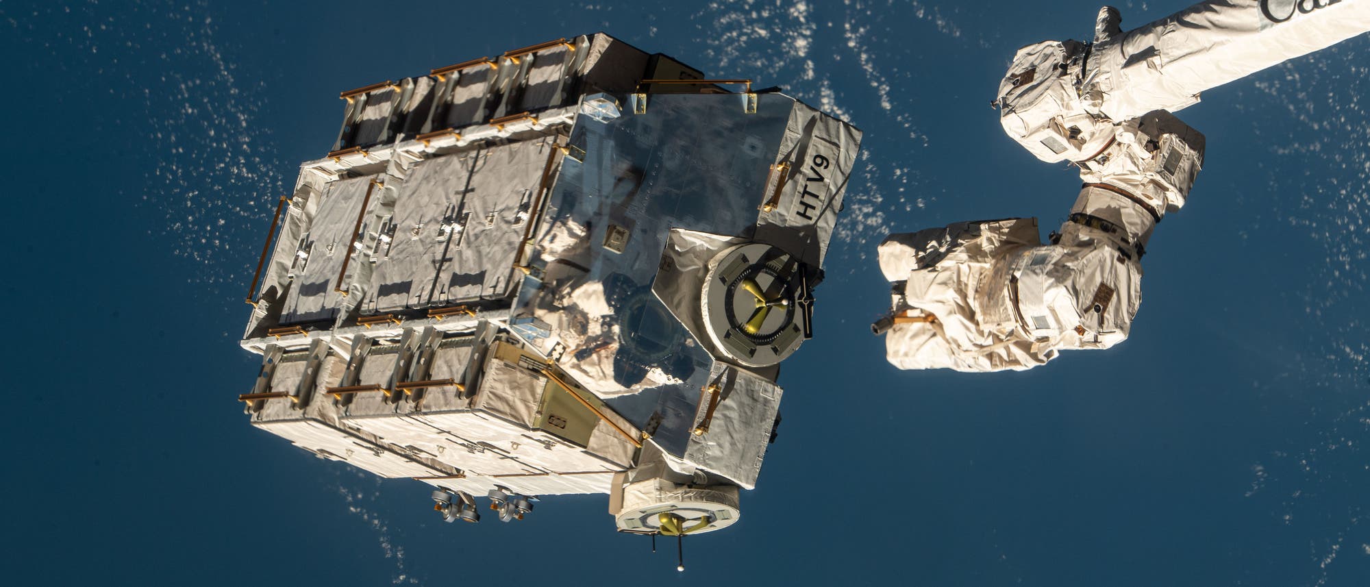 Das Batteriepaket, kurz nachdem es von der ISS abgekoppelt worden ist