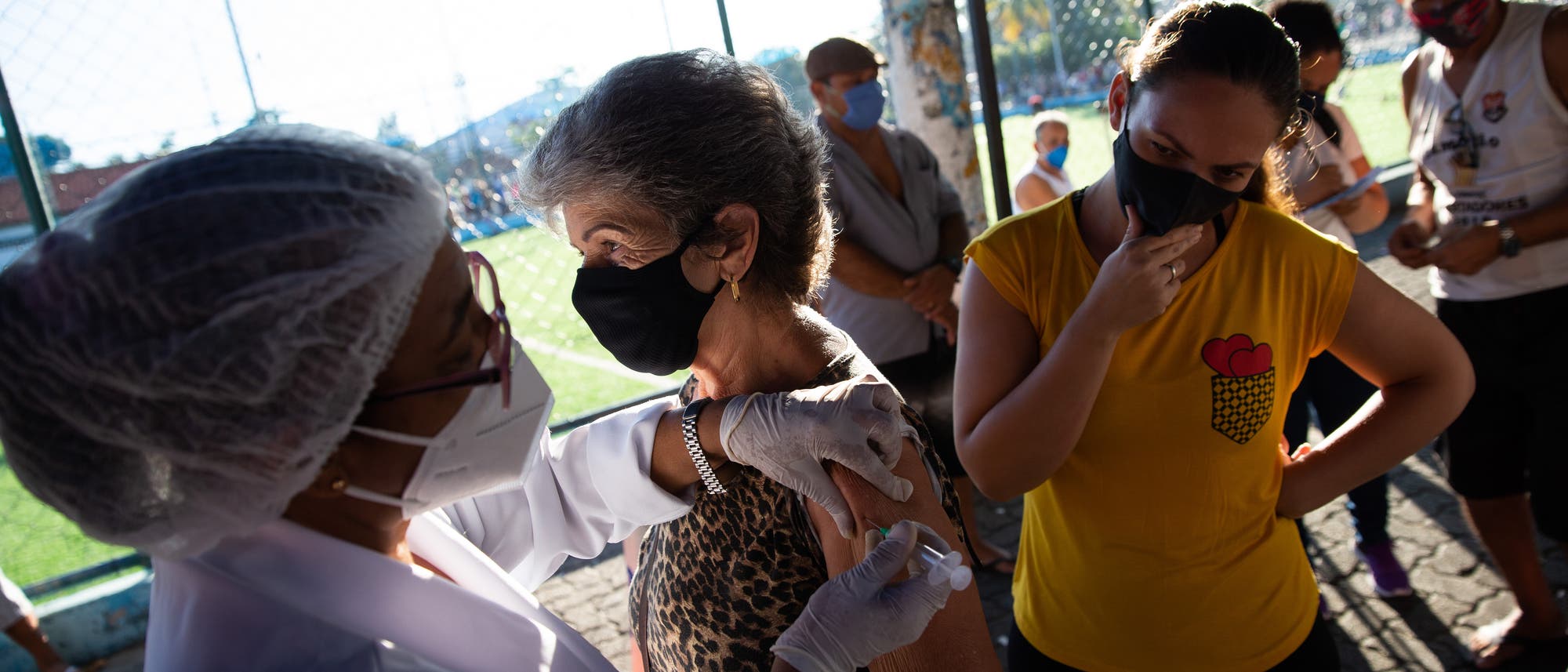 Schlange von Impfkandidaten in Brasilien