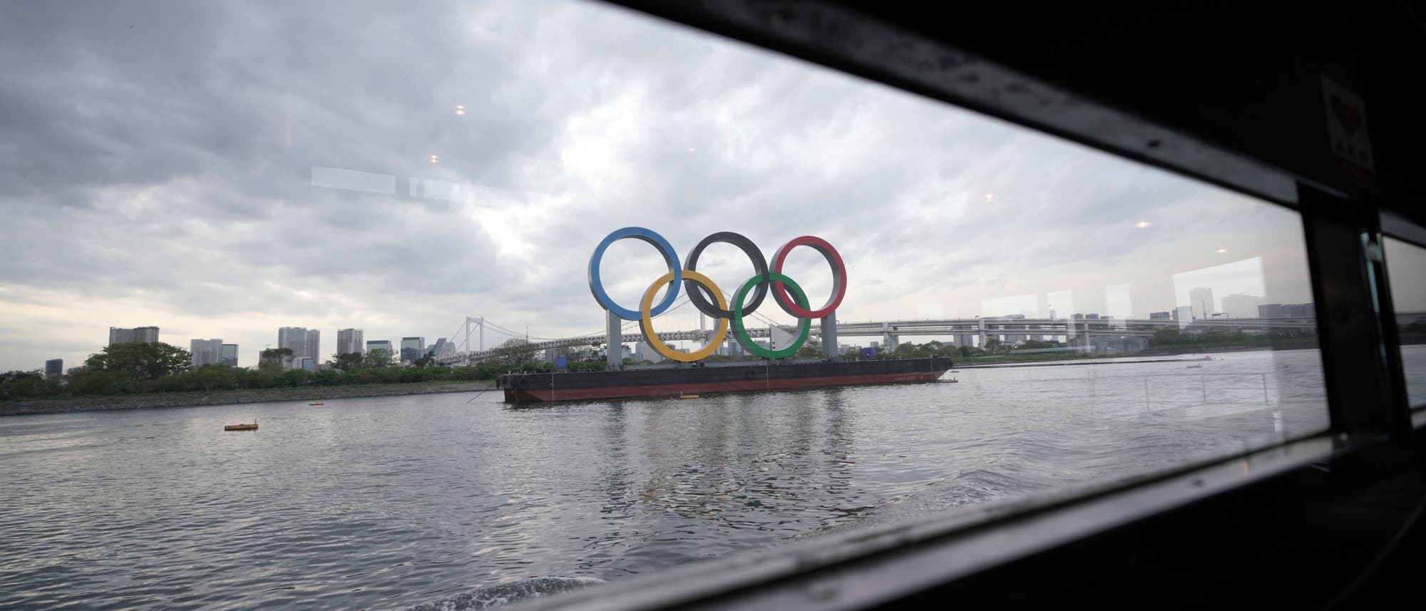 Blick auf eine Installation der olympischen Ringe bei Tokyo