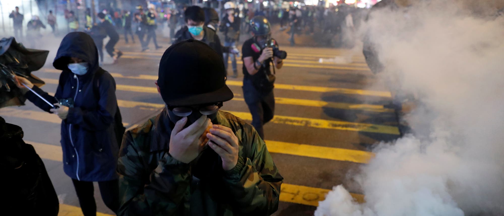 Tränengas und Demonstranten auf den Straßen Hongkongs im Dezember 2019.