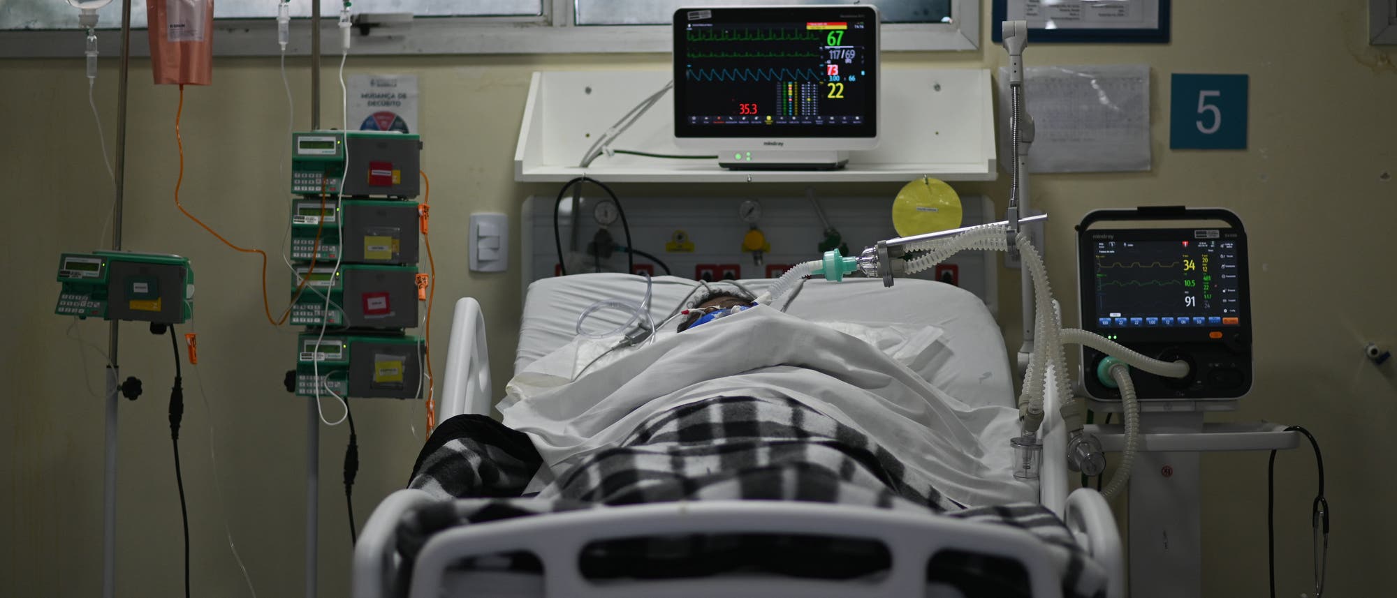 Der intubierte Patient wird in einem brasilianischen Krankenhaus behandelt.