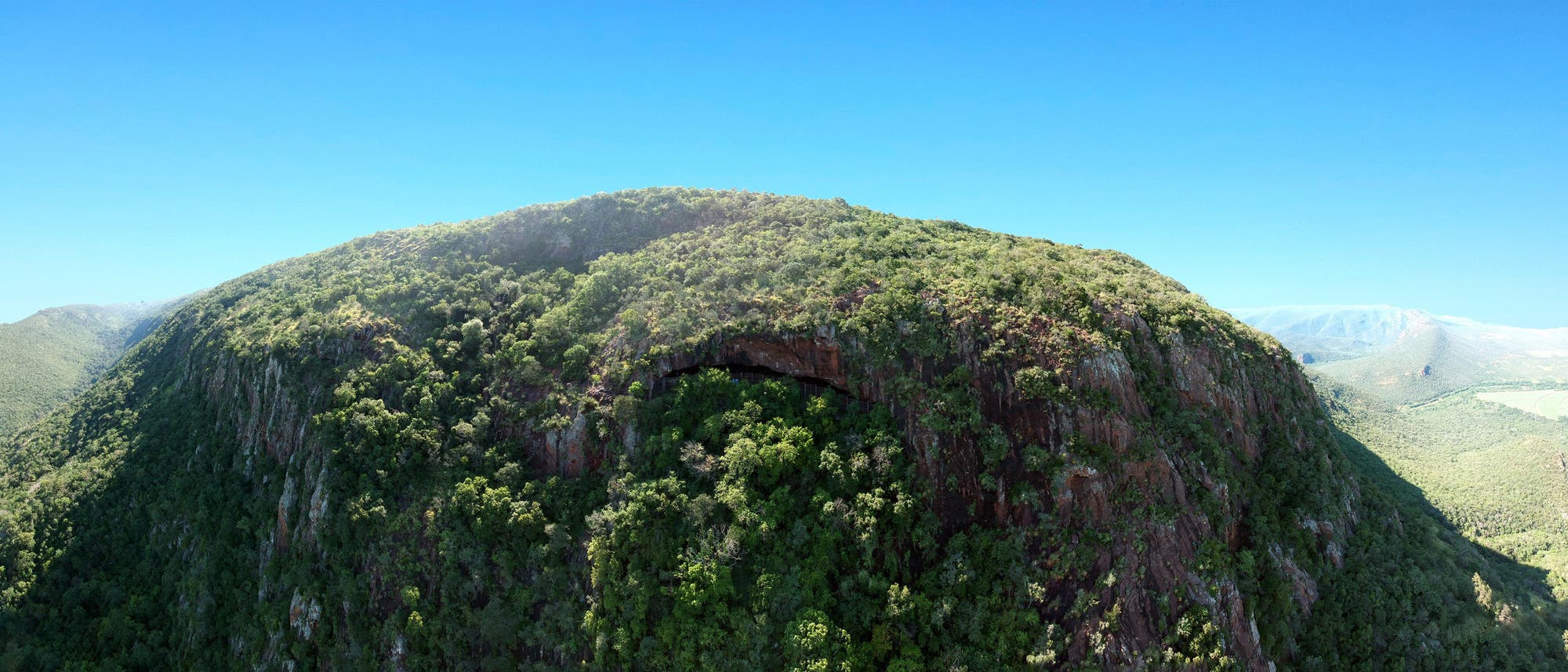 Die Border Cave in Südafrika (Bildmitte)