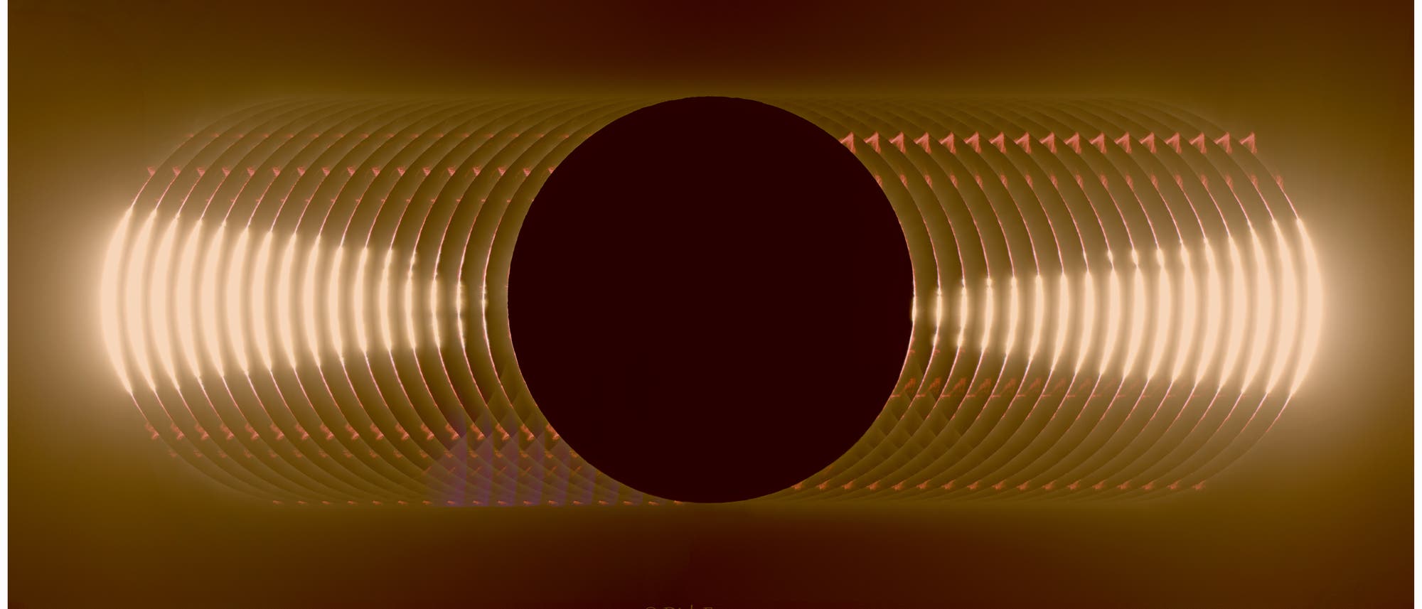 Eine künstlerische Darstellung eines astronomischen Phänomens, das an eine Sonnenfinsternis erinnert. Ein dunkler Kreis in der Mitte wird von leuchtenden, konzentrischen Kreisen umgeben, die nach außen hin verblassen. Die Kreise erzeugen einen dynamischen Effekt, der Bewegung suggeriert. Die Farben sind in warmen Tönen gehalten, hauptsächlich in Braun und Gold. Unten in der Mitte ist der Name "Dirk Ewers 2024" zu sehen. Eine künstlerische Darstellung eines astronomischen Phänomens, das an eine Sonnenfinsternis erinnert. Ein dunkler Kreis in der Mitte wird von leuchtenden, konzentrischen Kreisen umgeben, die nach außen hin verblassen. Die Kreise erzeugen einen dynamischen Effekt, der Bewegung suggeriert. Die Farben sind in warmen Tönen gehalten, hauptsächlich in Braun und Gold. Unten in der Mitte ist der Name "Dirk Ewers 2024" zu sehen.
