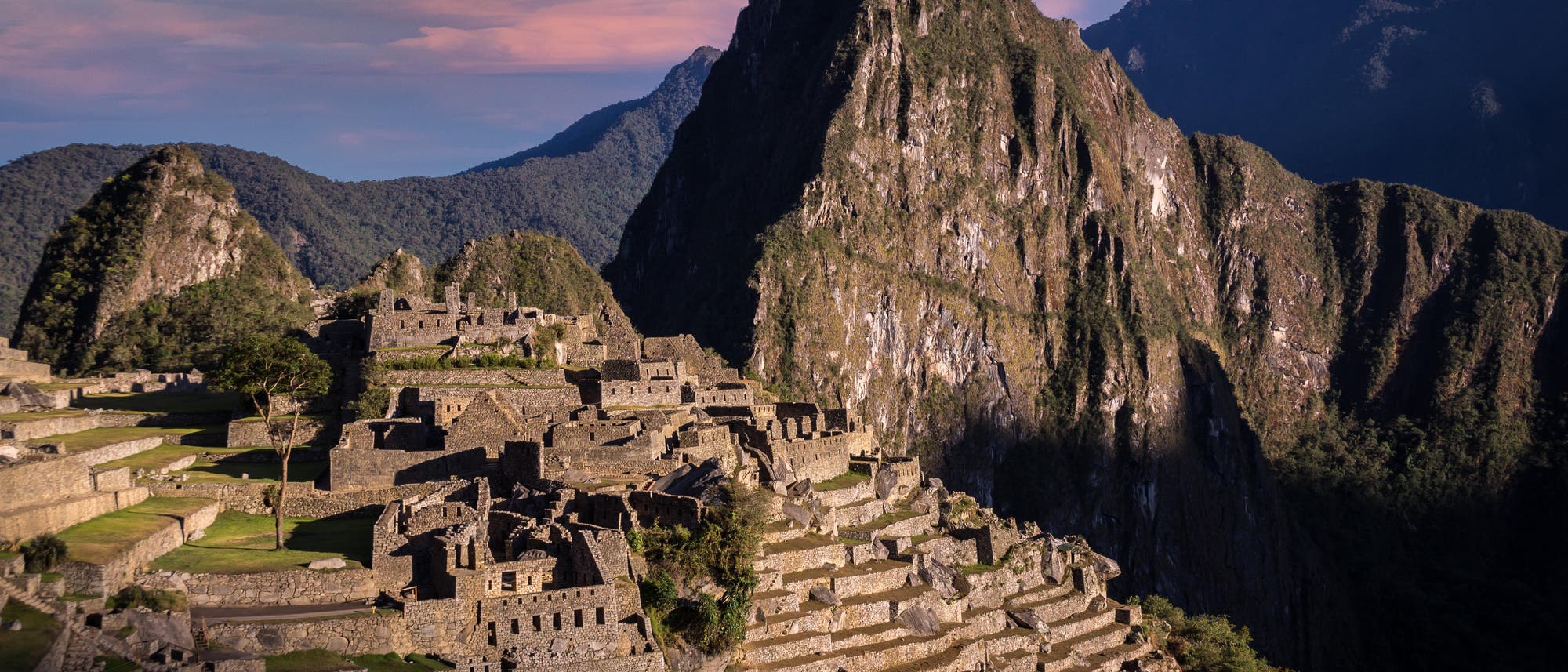 Die Palastruine von Machu Picchu liegt auf einem Bergkamm der peruanischen Anden. 1911 gelangte der Archäologe Hiram Bingham zu der Stätte auf 2450 Metern Höhe und ließ sie freilegen. 