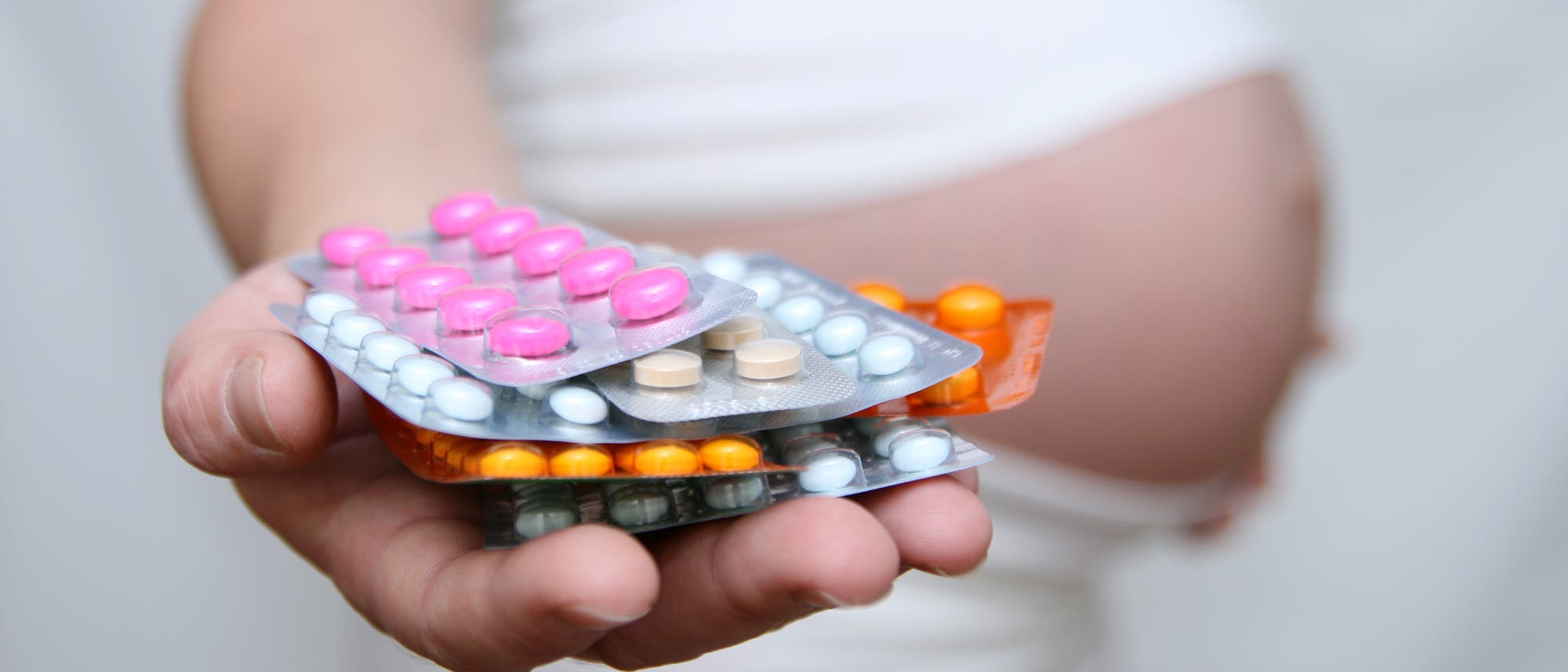 Medikamente, die eine Frau während der Schwangerschaft einnimmt, wirken auch auf das Baby
