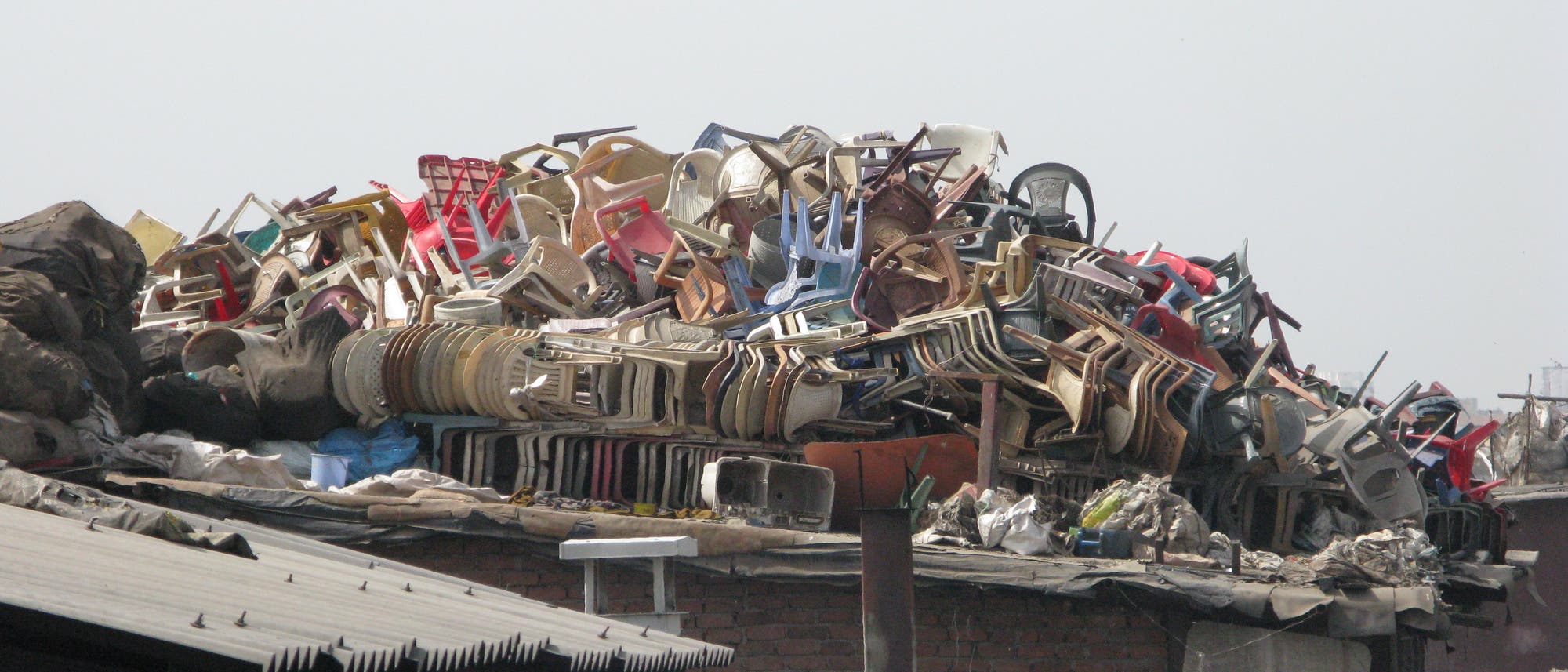 Plastikmüll in einem Slum in Mumbai, Indien