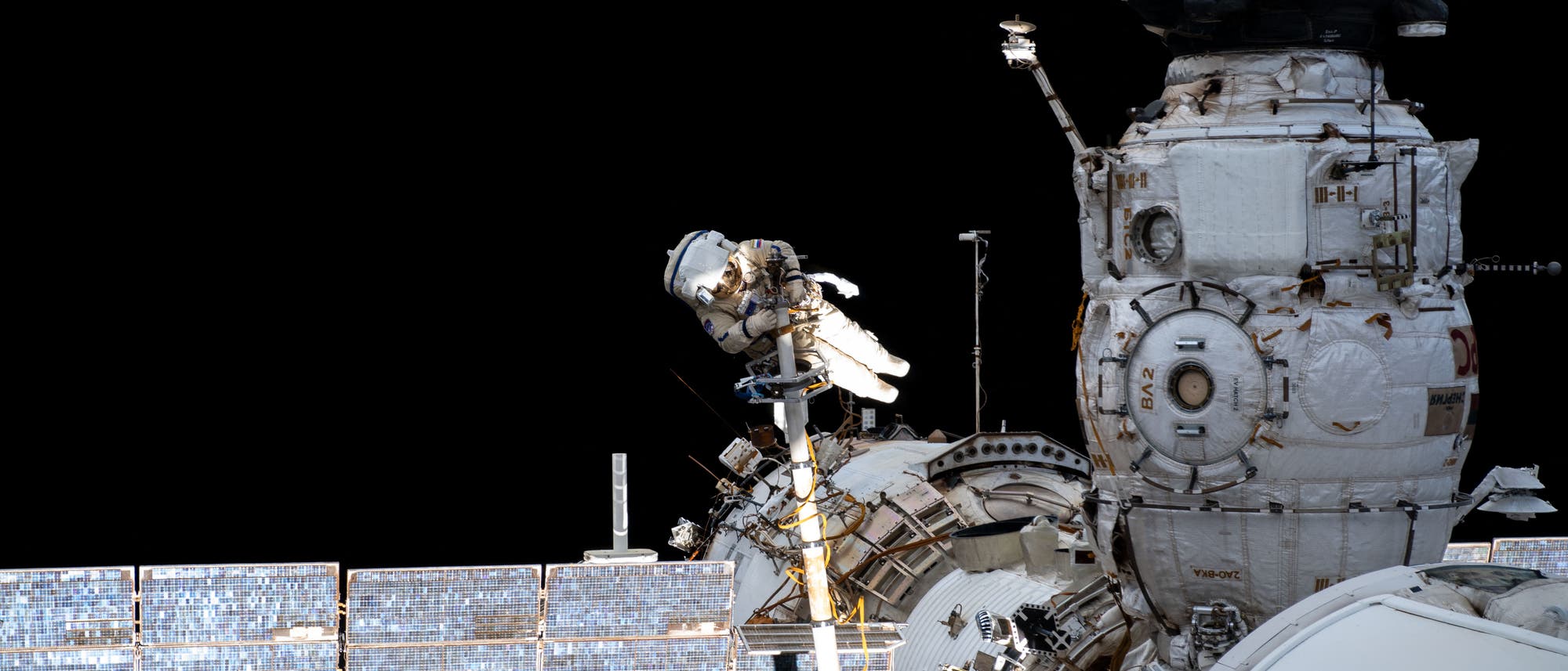 Kosmonaut Pyotr Dubrov bereitet das Ende von ISS-Modul Pirs vor. Ersetzt werden soll es vom Mehrzweck-Teil Nauka.