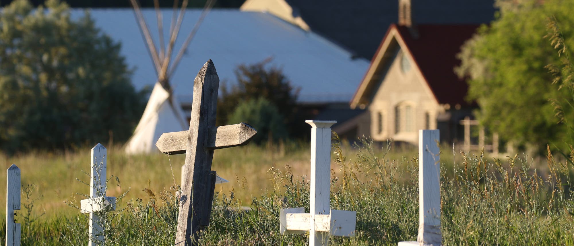 Ein Blick auf den Friedhof in Cranbrook, British Columbia, Kanada, am 30. Juni 2021. Eine weitere indigene Gemeinde in British Columbia sagt, dass man mit einem Bodenradar menschliche Überreste in der Nähe einer ehemaligen Internatsschule gefunden habe.