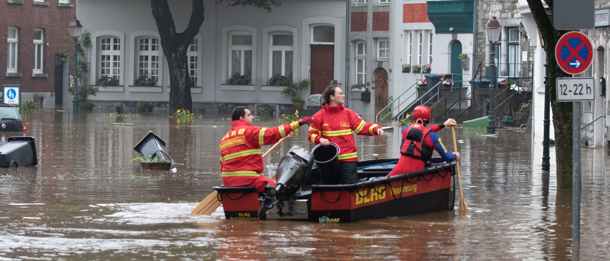 Ein Boot der Deutschen Lebens-Rettungs-Gesellschaft (DLRG) ist bei Hochwasser in Kornelimünster 