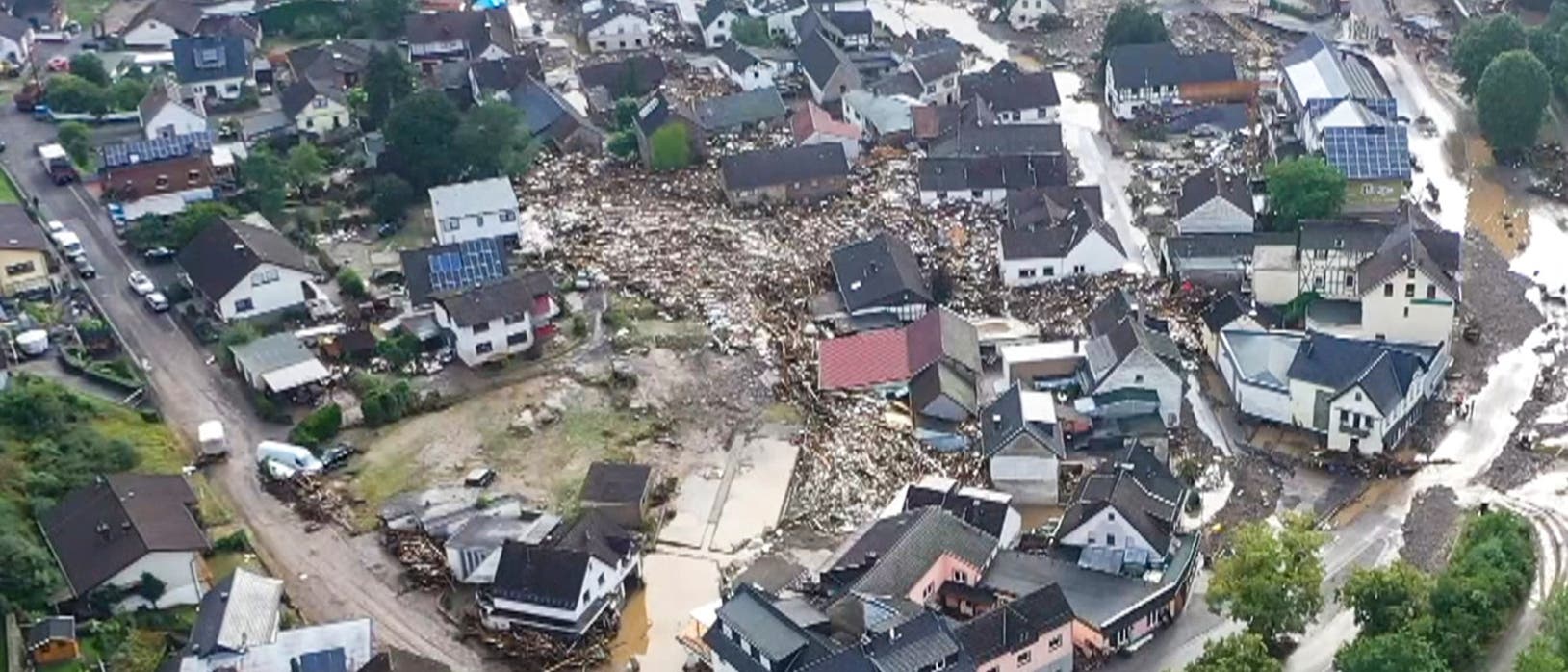 Luftbild der Trümmer in Schuld bei Adenau. Dort nahm nach schweren Unwettern der Fluss Ahr vorübergehend Teile seiner früheren Flussaue in Besitz. Sechs Häuser stürzten ein.