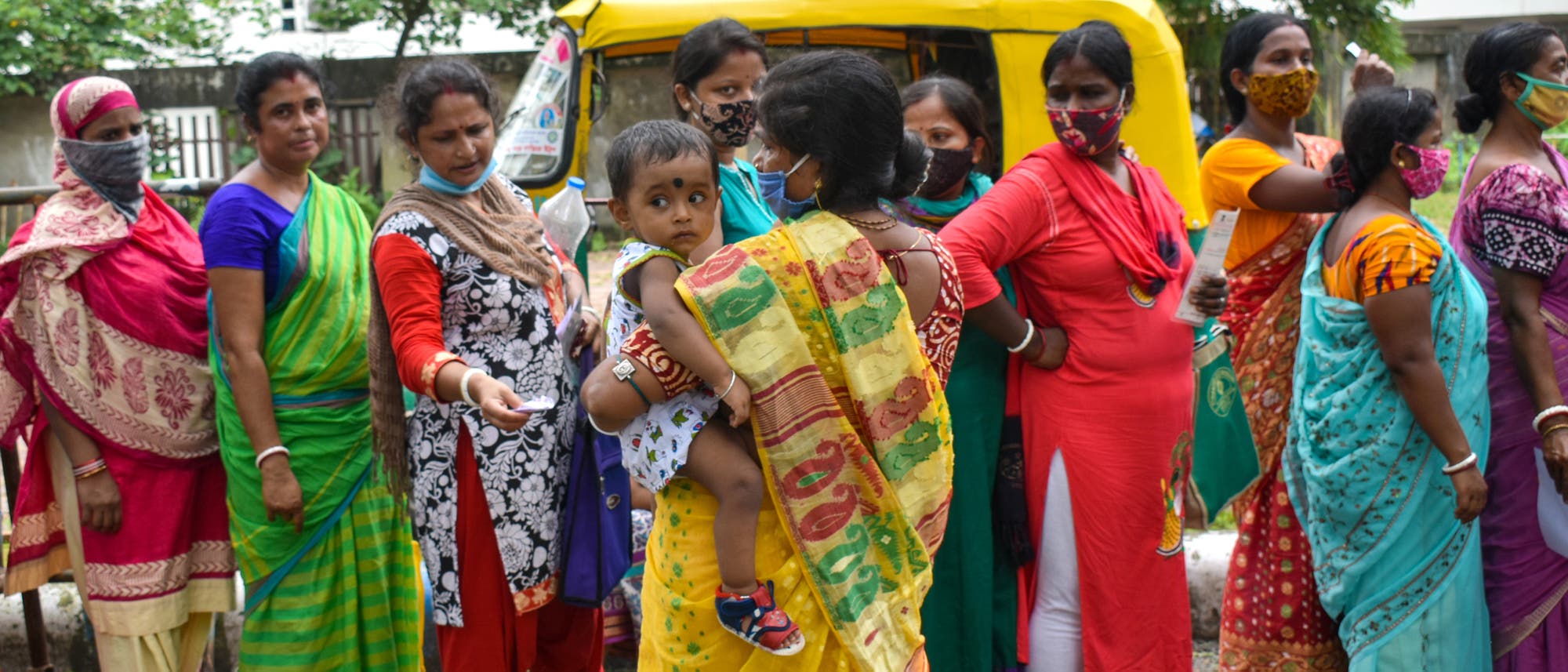 Frauen warten in einer Schlange vor einem indischen Impfcamp in Kolkata auf ihre Corona-Schutzimpfung.