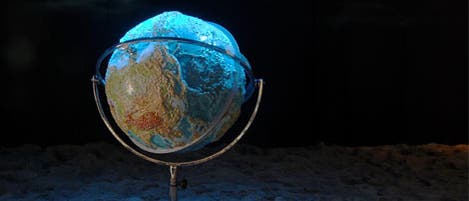 Relief-Globus in der Kieler Ausstellung "Ozean der Zukunft"