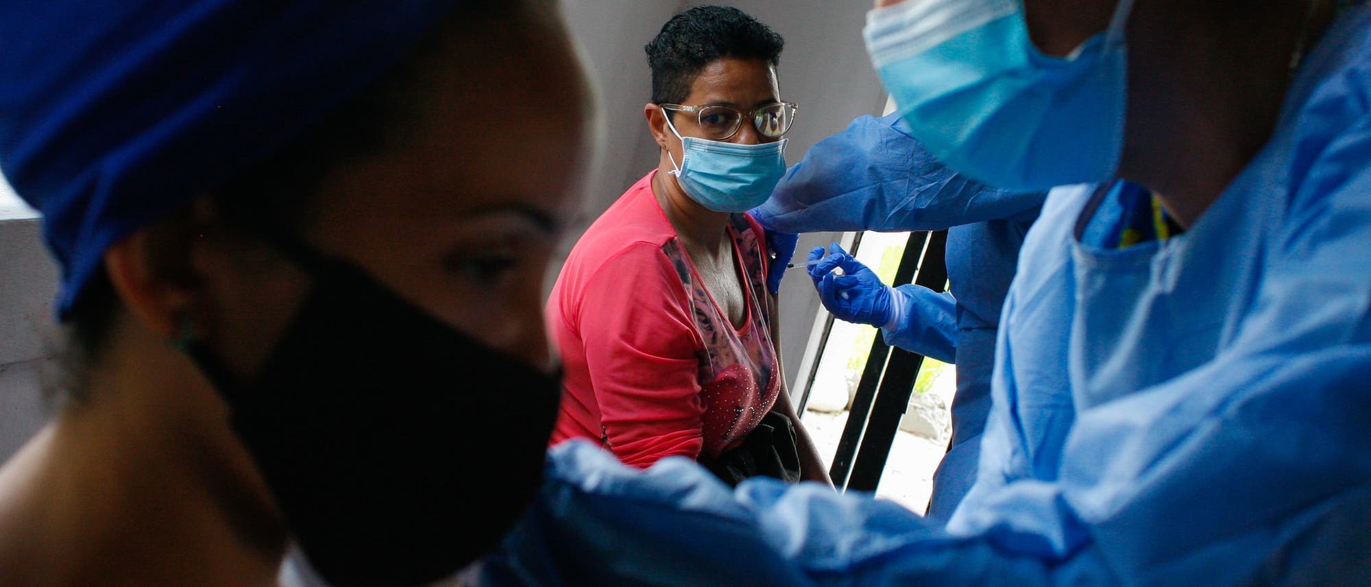 Eine Frau wird im Westen der Stadt Caracas, Venezuela, mit dem in China von Sinopharm hergestellten Präparat gegen Covid-19 geimpft. 