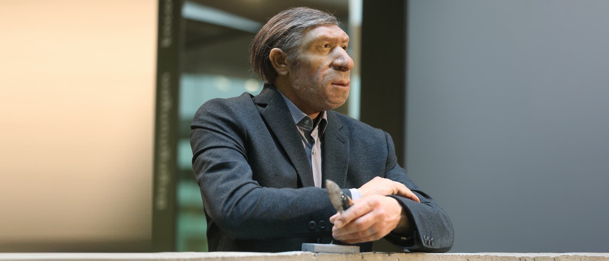 Neandertaler in moderner Kleidung – von heutigen Menschen kaum zu unterscheiden.