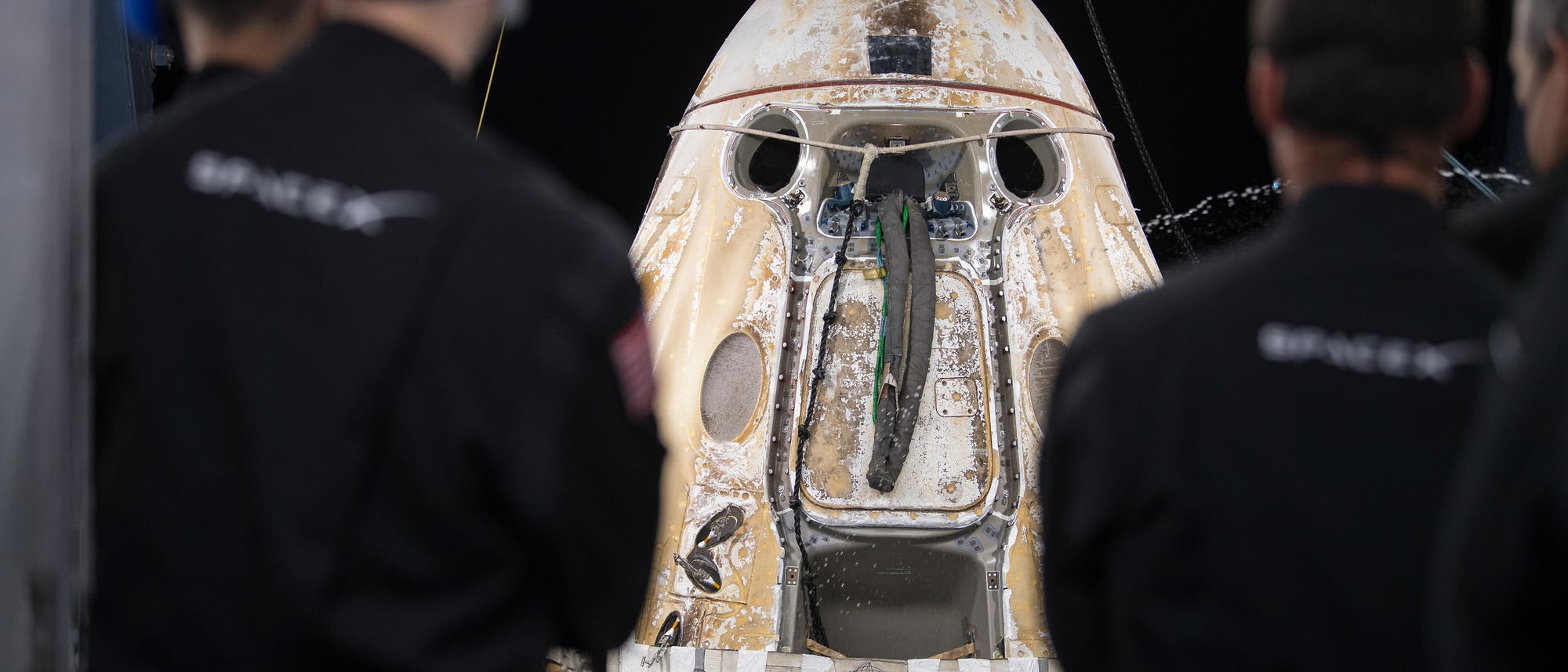 Das SpaceX Crew Dragon Endeavour-Raumschiff wurde kurz nach seiner Landung im Golf von Mexiko vor der Küste Floridas am 8. November 2021 aus dem Wasser gehoben.